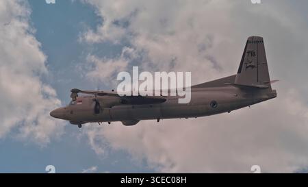 SINGAPORE - 9 AGOSTO 2025: Republic of Singapore Air Force, seriale 718 Fokker 50 del 121 Squadron che decolla per l'esposizione aerea NDP. Foto Stock