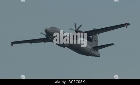 SINGAPORE - 9 AGOSTO 2025: Republic of Singapore Air Force, seriale 718 Fokker 50 del 121 Squadron che decolla per l'esposizione aerea NDP. Foto Stock