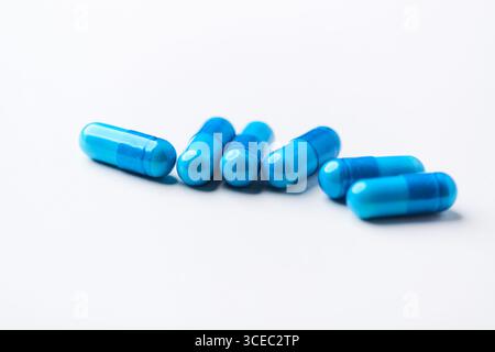 Capsule di aminoacidi su sfondo luminoso. Messa a fuoco morbida. Primo piano. Copia spazio. Foto Stock