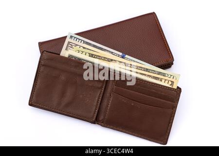 Portafoglio in pelle marrone indossato con banconote in dollari USA e scomparti per carte di credito su sfondo bianco Foto Stock