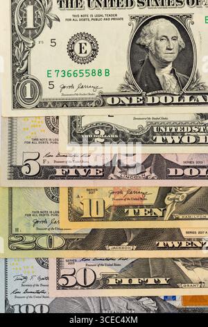 Banconote assortite in dollari USA da 1 a 100 nell'accordo verticale Foto Stock