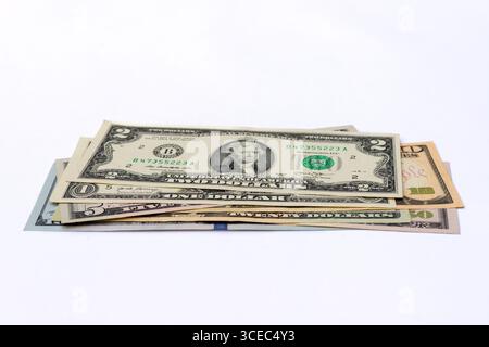 Una pila di banconote in dollari USA con rara banconota da due dollari e tagli multipli Foto Stock
