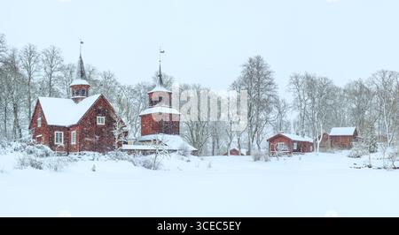 Fagervik Church in inverno. Vista panoramica della storica chiesa in legno rosso di Fagervik coperta di neve. Foto Stock