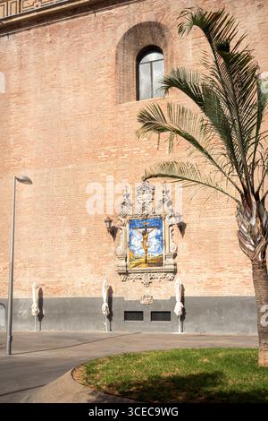 Retablo cerámico del Cristo de la Buena Muerte di Antonio Kierman nel 1949, Siviglia, Plaza de la Anunciación, Andalusia, Spagna Foto Stock
