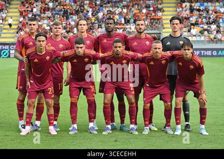 Frosinone, Italia. 16 agosto 2025. I giocatori della Roma posano per una foto di gruppo durante la partita amichevole tra AS Roma e Neom allo stadio Benito stirpe. Punteggio finale AS Roma 2 : 2 Neom Credit: SOPA Images Limited/Alamy Live News Foto Stock