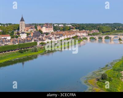 Gien e il Château de Gien con il fiume Loira, Loiret, Francia Foto Stock