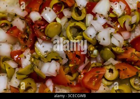 Primo piano di verdure e olive appena tritate per la preparazione dell'insalata Foto Stock