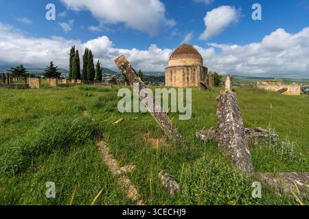 Storico Mausoleo di Yeddi Gumbaz nella città di Shemakha, Azerbaigian Foto Stock