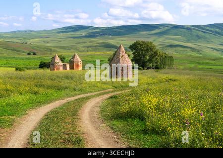 Mausolei storici noti come Tombe Kelaxana, nella città di Shemakha, Azerbaigian Foto Stock