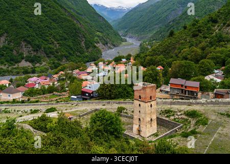 Ammira il villaggio di Ilisu con la torre difensiva del forte di Sumug Gala in primo piano, Azerbaigian Foto Stock