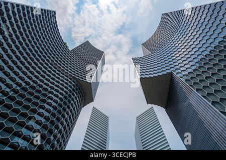 Vista ad angolo basso degli alti edifici di Singapore Foto Stock