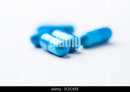 Capsule di aminoacidi su sfondo luminoso. Messa a fuoco morbida. Primo piano. Copia spazio. Foto Stock