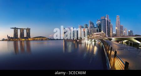 Skyline di Singapore a Marina Bay, al crepuscolo, Singapore Foto Stock