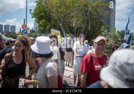 Tel Aviv, Israele. 17 agosto 2025. Gli israeliani protestano e bloccano le strade, come chiedono di porre fine alla guerra su Gaza e di liberare gli ostaggi. Crediti: ILIA YEFIMOVICH/dpa/Alamy Live News Foto Stock