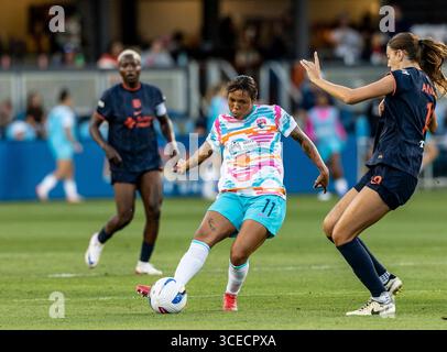 16 agosto 2025 San Jose, CA USA, il centrocampista del San Diego Wave FC Gia Corley (11) calcia la palla durante la partita della NWSL tra San Diego Wave FC e Bay FC. Il San Diego Wave FC ha battuto il Bay FC 2-1 al Pay Pal Park San Jose California. Thurman James/CSM Foto Stock