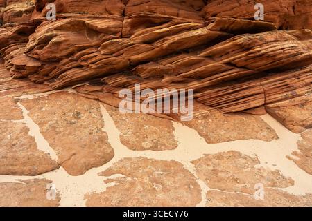 Una splendida immagine astratta che mostra formazioni di arenaria naturali. I motivi intricati e le calde tonalità della terra creano un visu accattivante e strutturato Foto Stock