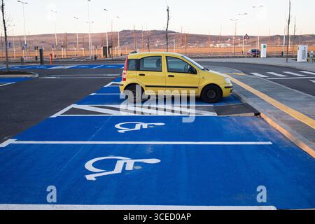 cartelli stradali in un nuovo parcheggio Foto Stock