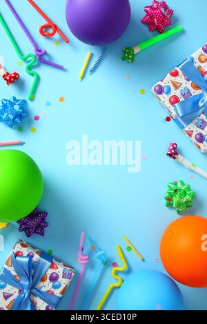 Colorato piatto per feste di compleanno con palloncini e regali su sfondo blu Foto Stock