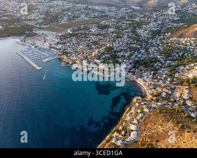 Vista aerea mozzafiato della costa della Costa Blanca, con una splendida miscela di blu Mar Mediterraneo e paesaggi lussureggianti, catturati all'alba, showca Foto Stock