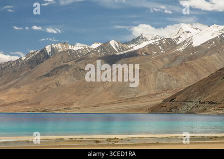 Splendida vista del lago Pangong TSO a Ladakh, India, con le sue acque blu brillanti sullo sfondo del maestoso Monte Himalayano innevato Foto Stock