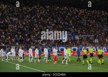 Bergamo, Italia. 16 agosto 2025. Le squadre entrano in campo per la presentazione della partita di calcio tra Atalanta BC e Juventus FC, Trofeo Achille e Cesare Bortolotti allo Stadio di Bergamo. La Juventus FC vince 2-1. (Foto di Fabrizio Andrea Bertani/Pacific Press) crediti: Pacific Press Media Production Corp./Alamy Live News Foto Stock