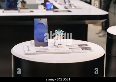 Almaty, Kazakistan - 14 luglio 2025: Smartphone Samsung Galaxy S25 Ultra e Galaxy Watch7 in esposizione. Produttore coreano. Tecnologie moderne Foto Stock