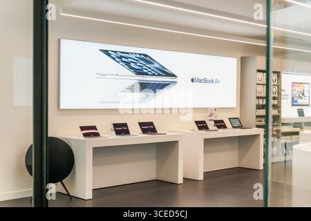 Almaty, Kazakistan - 14 luglio 2025: Sezione MacBook Air nell'Apple Store. Tecnologie moderne Foto Stock