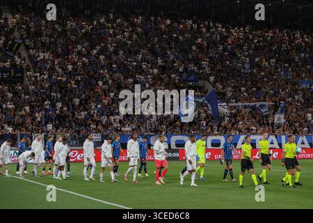 Bergamo, Italia. 16 agosto 2025. 8/16/2025 le squadre entrano in campo per la presentazione della partita di calcio tra Atalanta BC e Juventus FC, Trofeo Achille e Cesare Bortolotti allo Stadio Bergamo. La Juventus FC vince 2-1. (Foto di Fabrizio Andrea Bertani/Pacific Press/Sipa USA) credito: SIPA USA/Alamy Live News Foto Stock