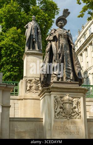 Londra, Inghilterra - Re Giorgio vi e la Regina Elisabetta, il Queen Mother Memorial situato tra il Mall e Carlton Gardens nel centro di Londra, sono un me Foto Stock