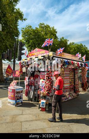 Londra, Inghilterra - Un commerciante di Trafalgar Square accanto al suo negozio di souvenir e souvenir nel centro di Londra. Foto Stock