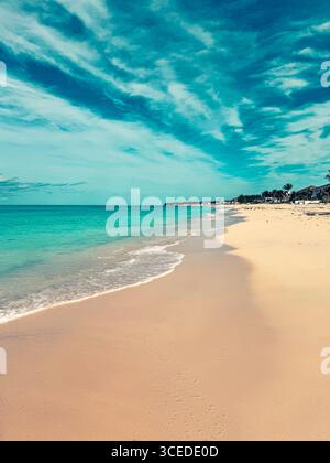 Bimini, Bahamas - 3 gennaio 2025: Scenario sulla spiaggia di Bimini intorno a Resorts World Foto Stock