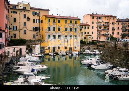 Un canale chiamato 'fossi con barche ormeggiate a Venezia nuova, Livorno, Italia Foto Stock