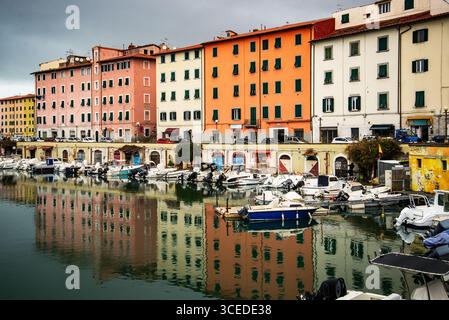 Un canale chiamato 'fossi con barche ormeggiate a Venezia nuova, Livorno, Italia Foto Stock
