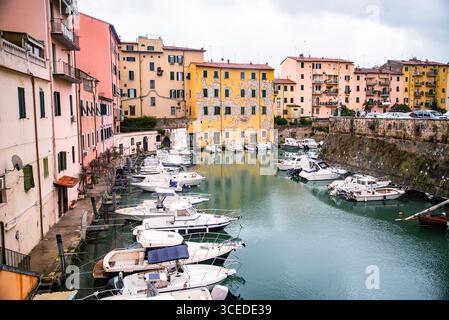 Un canale chiamato 'fossi con barche ormeggiate a Venezia nuova, Livorno, Italia Foto Stock