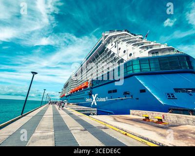 Bimini, Bahamas - 3 gennaio 2025: La riflessione della celebrità ormeggiata a Bimini Foto Stock