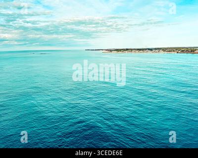 Bimini, Bahamas - 3 gennaio 2025: Scenario sulla spiaggia di Bimini intorno a Resorts World Foto Stock