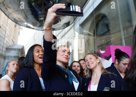 Il Piper Duck (centro) dell'Australia si fa un selfie con i compagni di squadra, durante una cerimonia di benvenuto della squadra al Rates Hall di Manchester, in vista della Coppa del mondo di rugby femminile che inizia venerdì. Data foto: Domenica 17 agosto 2025. Foto Stock