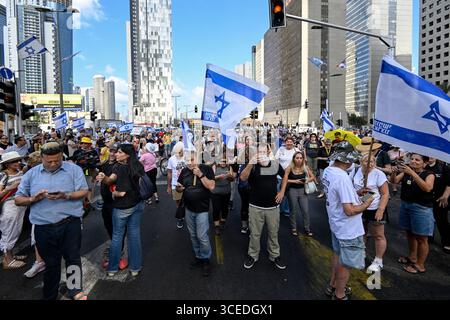 Tel Aviv, Israele. 17 agosto 2025. Migliaia di persone manifestano per le strade chiedendo la fine della guerra e dell'accordo con gli ostaggi. Un giorno di sciopero e dimostrazioni che chiedevano il rilascio immediato di tutti gli ostaggi e la fine della guerra. Credito: SOPA Images Limited/Alamy Live News Foto Stock