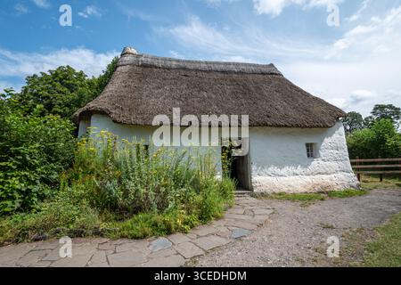 St Fagans National Museum of History, un museo all'aperto nel Galles del Sud, Regno Unito, e una popolare attrazione turistica. Nantwallter Cottage costruito intorno al 1771 Foto Stock