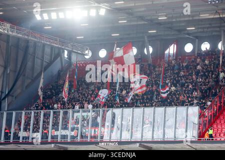 Enschede, Paesi Bassi. 17 agosto 2025. Tifosi del PSV Eindhoven durante l'Eredivisie match olandese tra FC Twente e PSV Eindhoven a De Grolsch veste il 17 agosto 2025 a Enschede, nei Paesi Bassi. (Crediti: WART Brinkerhof/MTB-Photo/Alamy Live News) Foto Stock