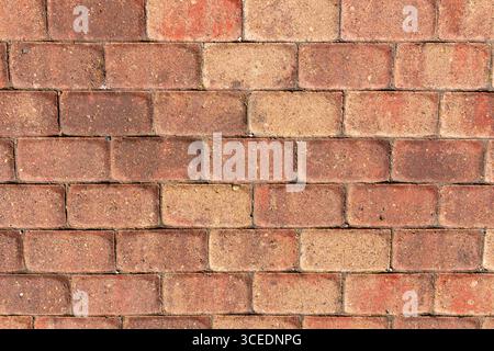 Strada pavimentata con lastre di pavimentazione, vista dall'alto. Splendido sfondo di lastre di pavimentazione. Consistenza della pavimentazione in pietra. Foto Stock