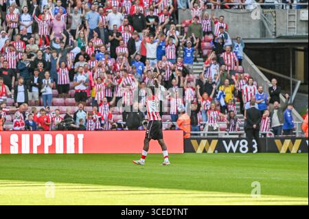 L'attaccante del Sunderland Eliezer Mayenda festeggia con i tifosi del Sunderland allo Stadium of Light dopo la vittoria della sua squadra contro il West Ham United. Foto Stock