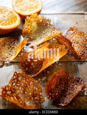 Biscotti francesi di tuile. Classici biscotti al burro e all'arancia di forma ovale, una ricetta francese. Foto Stock