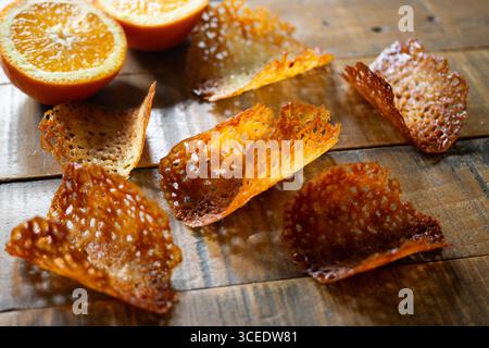 Biscotti francesi di tuile. Classici biscotti al burro e all'arancia di forma ovale, una ricetta francese. Foto Stock