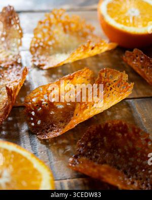 Biscotti francesi di tuile. Classici biscotti al burro e all'arancia di forma ovale, una ricetta francese. Foto Stock