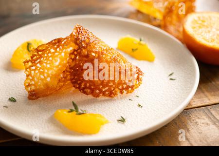 Biscotti francesi di tuile. Classici biscotti al burro e all'arancia di forma ovale, una ricetta francese. Foto Stock