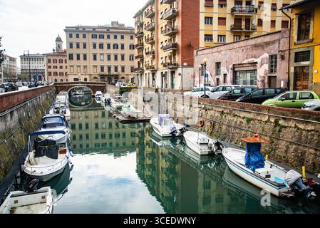Un canale chiamato 'fossi con barche ormeggiate a Venezia nuova, Livorno, Italia Foto Stock
