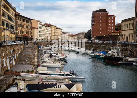 Un canale chiamato 'fossi con barche ormeggiate a Venezia nuova, Livorno, Italia Foto Stock