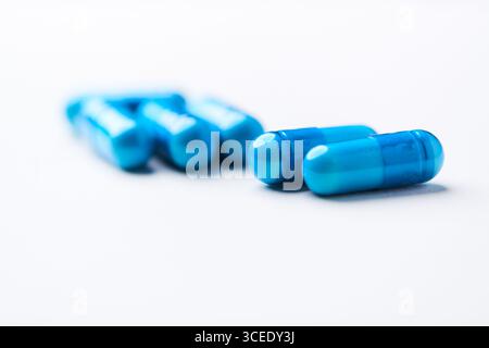 Capsule di aminoacidi su sfondo luminoso. Messa a fuoco morbida. Primo piano. Copia spazio. Foto Stock