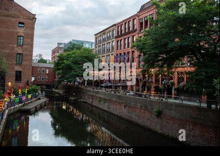 Madrid, Spagna. 7 agosto 2025. View of Canal Street, è una famosa strada conosciuta come il cuore della città Gay and LGBTQ a Manchester, 16 agosto 2025 Inghilterra (foto di Oscar Gonzalez/Sipa USA) credito: SIPA USA/Alamy Live News Foto Stock